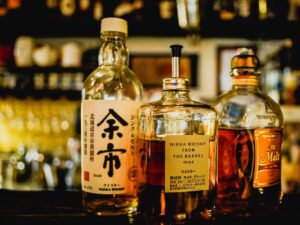 Bouteilles de whisky japonais dans un bar
