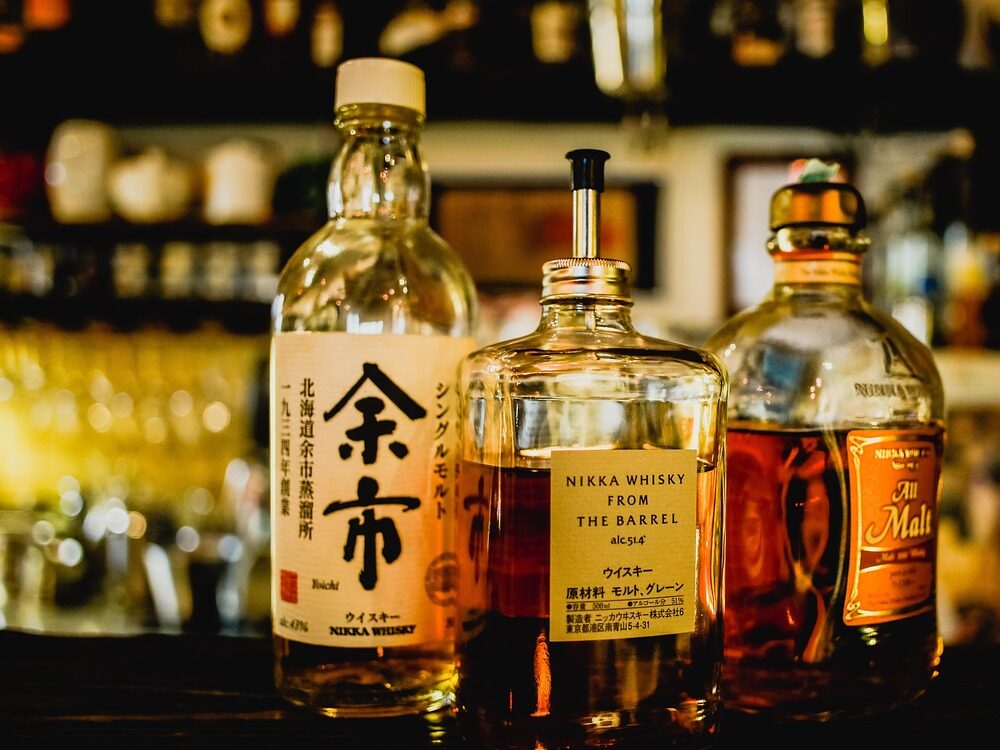 Bouteilles de whisky japonais dans un bar