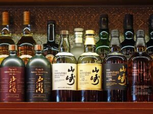 Sélection de whisky japonais dans un bar à tokyo